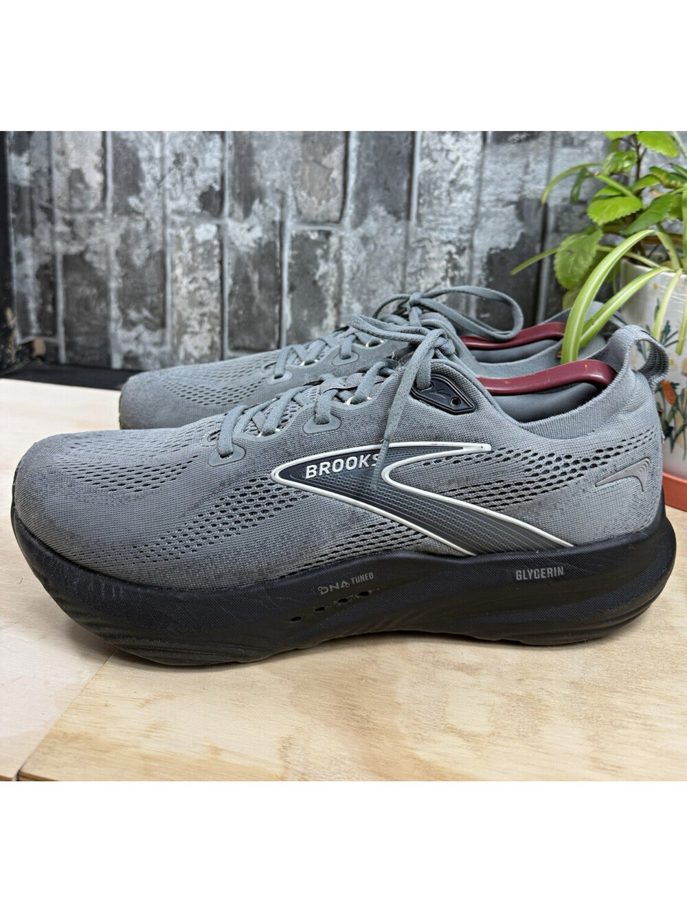 Brooks Glycerin 22 Gray/Black Low Top Lace-Up Cushioned Running Sneaker